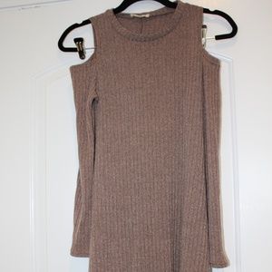 LONG SLEEVED DRESSS WITH SHOULDER CUT OUT